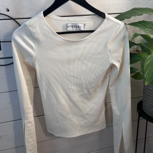 Tröja med slits - Vit-beige i färgen. Passar på S. Använd 1 gång 