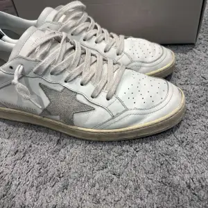 Säljer mina vita Golden goose sneakers i storlek 42 säljer pågrund av för små, allt og med följer, även äktenshet certifikat finns.