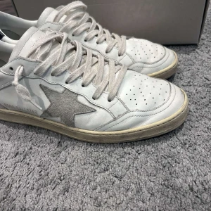 Golden gosse - Säljer mina vita Golden goose sneakers i storlek 42 säljer pågrund av för små, allt og med följer, även äktenshet certifikat finns.