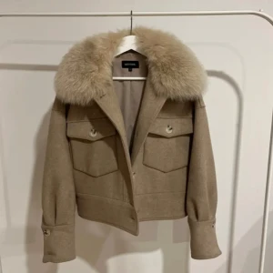 Meotine jacka - Hej säljer denna supersnygga meotine jackan perfekt för kommande vår/sommar äkta päls och i väldigt fint skick hör gärna av dig vid intresse pris går att diskuteras!