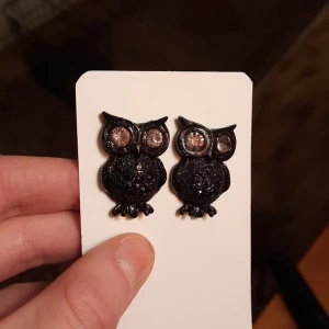 Ugglor örhängen  - Svarta glittriga uggle örhängen♡
