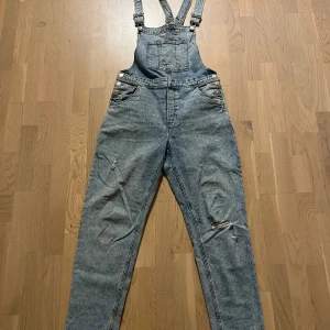 Hängselbyxor - Hängselbyxor i fint skick, säljer då jag vuxit ur.