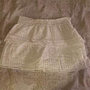 Sjukt fin kjol från zara som är helt slutsåld. Den har lite slitningar på ”knutarna” men inget man tänker på, skriv för tydligare bilder eller frågor❣️
