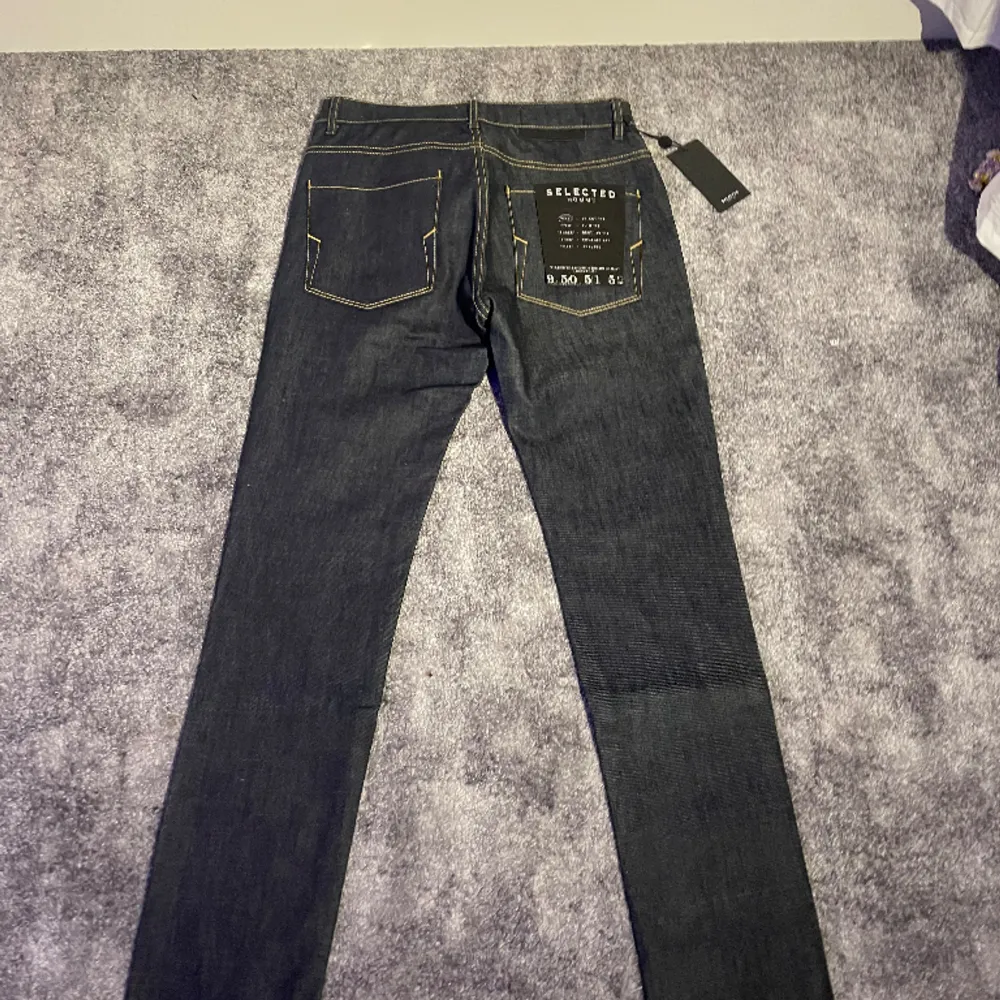 Säljer dessa jeans från Selected Homme, sjukt snygga🤩 Helt nya, aldrig använda. Storlek: 30/32 Nypris: 600kr 💰. Jeans & Byxor.