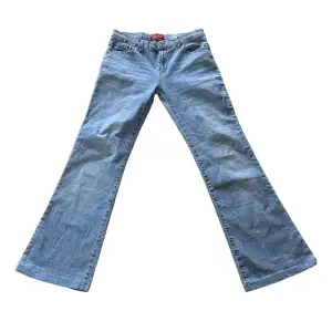 Coola jeans från Nicole Jeans, storlek står inte, se mått💋 Midjemått: 82cm ish, 39 tvärs över Innerbenslängd: 78cm