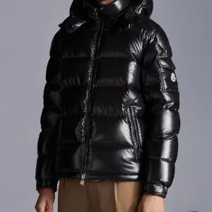 Moncler maya jacka - Säljer min Moncler maya jacka. Den är aldrig använd. Säljer då den inte kommer till användning.