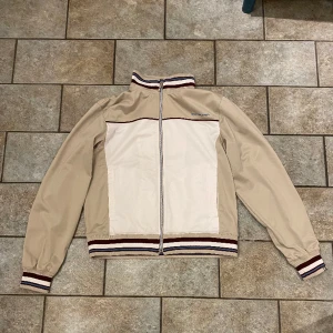 Quiksilver Tröja - Helt ny Quiksilver tröja. Storlek S Perfekta dimensioner!