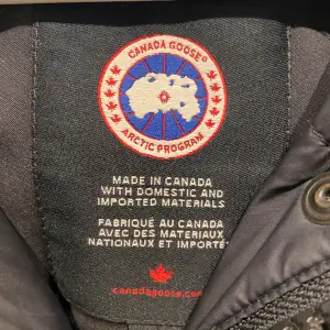 Säljer min äkta canada goose jacka då jag har köpt en ny jacka!! skriv för fler bilder❤️