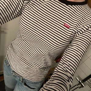 Levis tröja - En långärmad Levis tröja i storlek S. Knappast använt och är i mycket fint skick!
