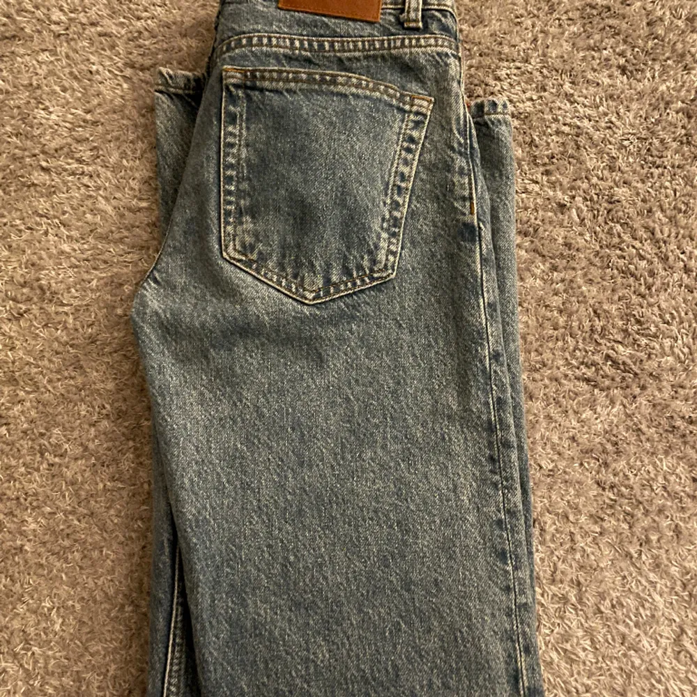 Mid waist jeans från Zara i storlek 34. Dessa jeans kommer inte till någon använding och är i mycket fint skick! . Jeans & Byxor.