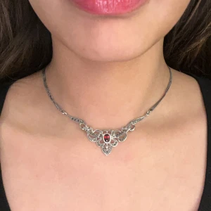 Silver halsband med granat  - En mindre ”statement piece” med mindre hematiter och en mörkröd granat i mitten. Relativt justerbar.