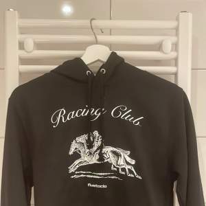 Jag säljer min racing club hoodie, 2 gånger använd. 10/10 skick. (Orginal pris 900kr) mitt pris 625kr. Frågor sker privat 