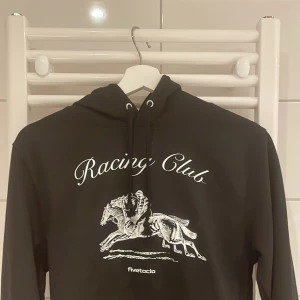 Fivetoclo racing club hoodie  - Jag säljer min racing club hoodie, 2 gånger använd. 10/10 skick. (Orginal pris 900kr) mitt pris 625kr. Frågor sker privat 