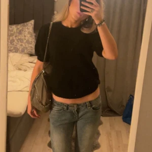 Stickad T-shirt vero Moda  - Säljer denna stickade T-shirt då jag aldrig haft användning för den. Super mjuk och skön. Tröjan är i M men passar mig mycket bra som vanligtvis bär XS-S.