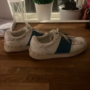 Valentino skor - Säljer nu mina valentino skor då jag vill köpa ett par andra skor, de är använda men öndå bra skick💞❤️priset är absolut diskuterbart vid snabb affär