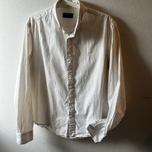 Raulph Lauren skjorta  - En trendig Raulph Lauren skjorta i använt, men fint skick. Nypris på 1500kr, men mitt pris 229kr!!. Storlek XL i barnstorlek vilket motsvarar XS/S i herrstorlek. Skriv vid frågor eller förfrågan av fler bilder!