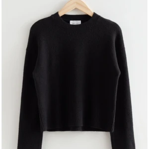 & other stories tröja - Jätte fin & other stories svart stickad tröja🥰 Jätte bra skick