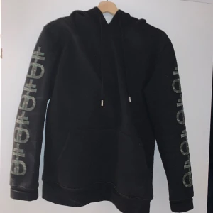 Drop dead hoodie (xs men sitter som s). Märket är skapat av sångaren i bandet Bring me the Horizon, och är en hoodie som släpptes på drop i limiterat antal.  - Varan är använd men i bra skick. 