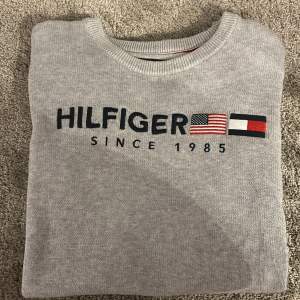 Grå tommy hilfiger tröja i bra skick inga skavanker:)