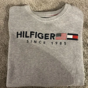 Tommy Hilfiger Tröja - Grå tommy hilfiger tröja i bra skick inga skavanker:)