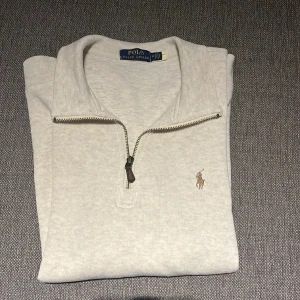 Ralph lauren half zip - Den är i färgen oatmeal och är som ny. Den är M men sitter mer som S. Ny priset är 2 295. Tyvär så har qr koden försvunnit en bit i tvätten så den funkar inte längre. Kan byta