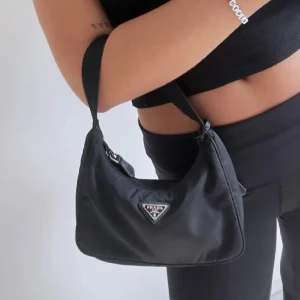 Prada väska - Trendig Prada väska, i mycket bra skick.  Pris kan diskuteras🩷