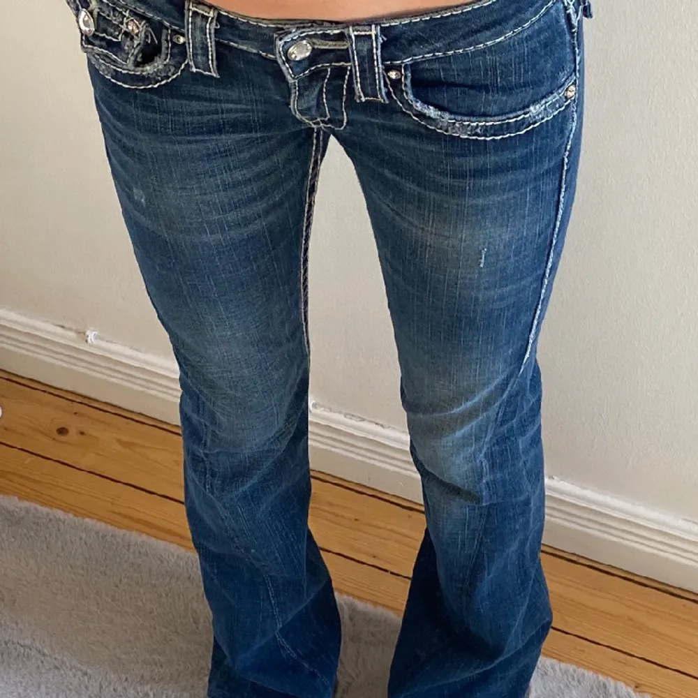 Intressekoll! Jag kollar intresset på dessa galet snygga true religion jeans som sitter helt perfekt. Dom är köpta i London för 1300, storleken är 25 men passar även 26,27 skulle jag säga💓Jag är absolut inte säker på att sälja så kom me prisförslag!💓. Jeans & Byxor.