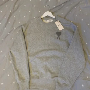 Ami Paris - Säljer ytterligare en ami Paris tröja helt ny! Sjukt snygg! Pris kan diskuteras vid snabb affär!