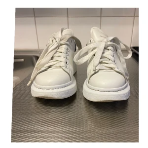 Alexander McQueen  - Säljer mina Alexander Mcqueen skor i storlek 36. Har nog inte använt dem på ett år då de är lite stora i storleken tycker jag. 