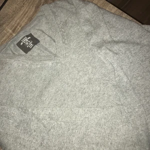 Hm tröja  - Säljer även denna extremt feta tröja för att vara så basic som ett märke som HM perfekt att ha en skjorta under! Hör av dig vid fler frågor💸