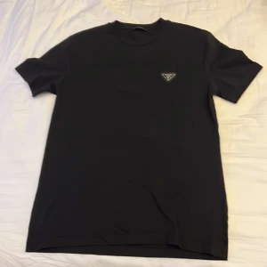 Prada t-shirt - Sjukt snygg Prada t-shirt, väldigt bra skick och storlek L  Vid mer information eller bilder skriv i dm;) 