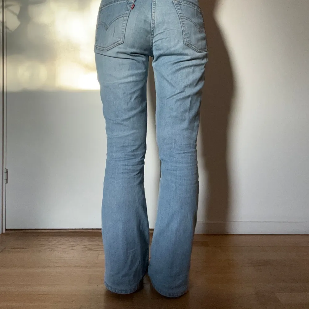 Såå snygga levisjeans🤍 Jag är ca 1.70 lång och brukar ha 36/38 i byxor för referens🤍. Jeans & Byxor.
