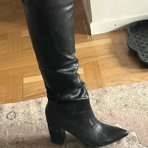 Pointy Toe Boots - Höga boots, använd max 3 ggr. Köparen står för eventuell frakt. 🌸