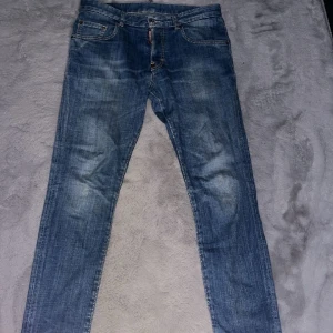 Dsquared2 jenas - Hej! säljer nu mina dsq2 jenas för dom har blivit försmå! storlek 16y. Hör av er vid mer bilder/frågor pris går att diskutera!!