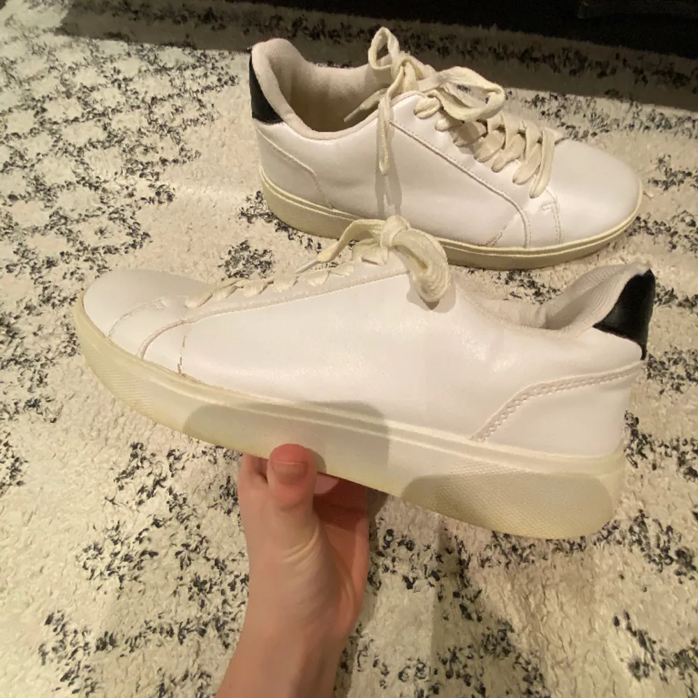 Säljer dessa sneakers med smilie, i bra skick!💝några små små defekter (skriv för bilder). Skor.