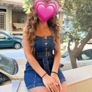 Jeans klänning  - Säljer denna fina jeans klänning från H&M i storlek 36/S. Använd en gång💗 i fint skick!   (För fler bilder och  frågor kontakta mig!💗)