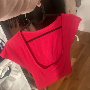 Topp - Topp med öppen rygg, aldrig använd 