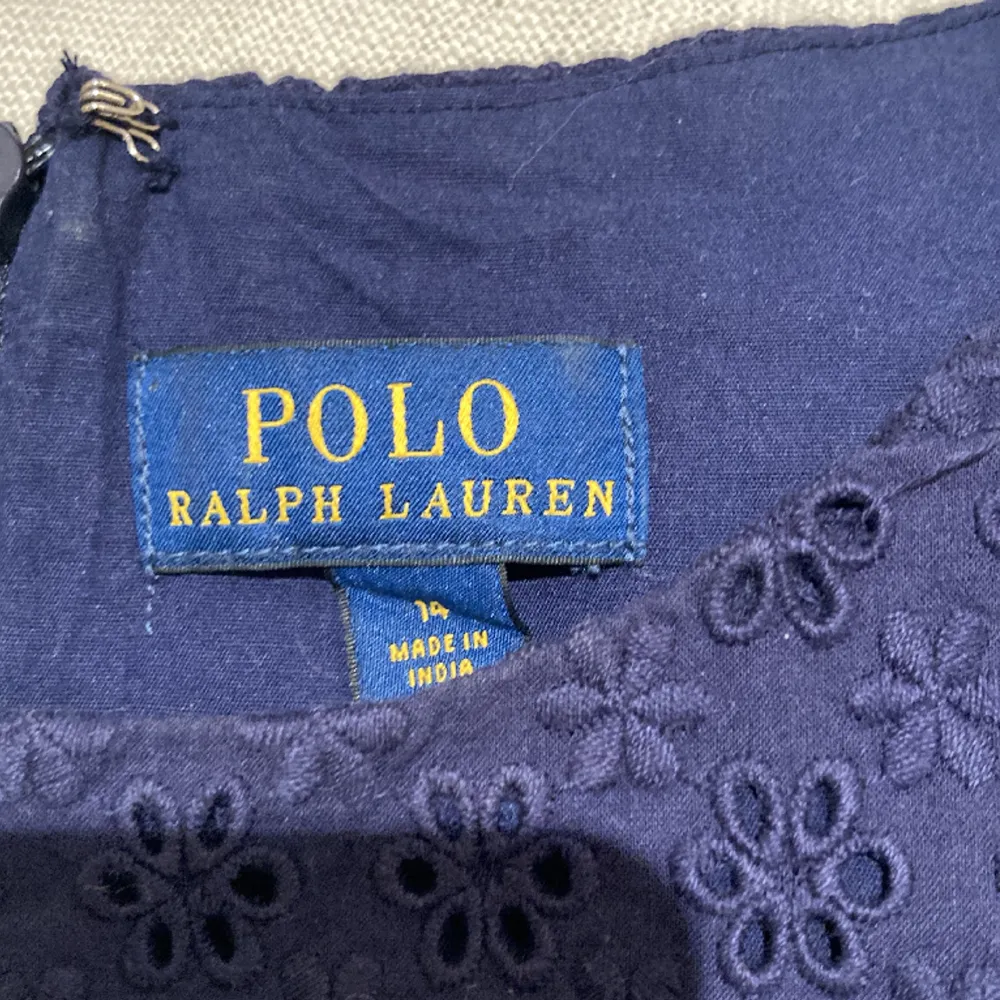 Så fin marinblå klänning från polo Ralph Lauren med blommor broderade på hela. Fina detaljer med volanger på axlarna💓💓. Klänningar.