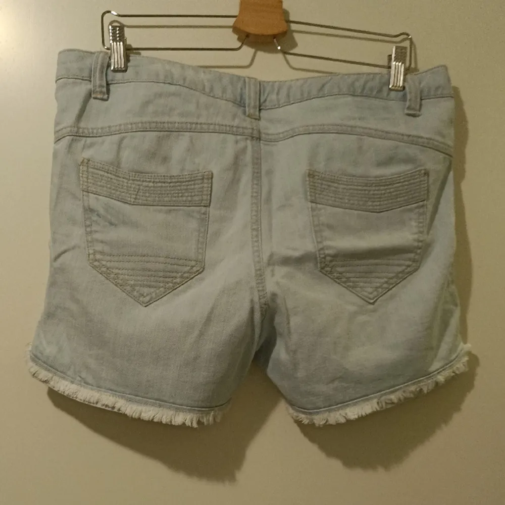 Säljer dessa ljusblåa shorts i jeans. Storlek 44. Tror att man kan använda dem om man har storlek 42 också. . Shorts.
