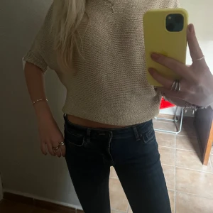 Lågmidjade bootcut jeans - Såå fina mörkblåa lågmidjade bootcut jeans från Zara. Storlek 34 och passar som en vanlig 34/36 från Zara😊midjemått runt om är 76, midjemått rakt över är 38, innerbensmått är 83 och ytterbensmåttet är 104 cm