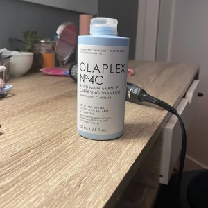Olaplex schampo - Det blåa Olaplex schampot🤗 Läs på bilden för att se vilket! Det finns mycket schampo i förpackningen (se bild), då det inte fungerade för mitt hår, så har jag ej använt så mycket🫶🏻 Köptes för 499kr och säljer för 299kr❤️