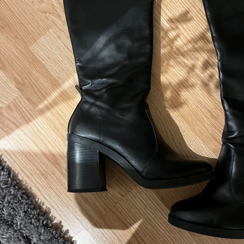 Svarta knähöga boots som endast är använda ett fåtal gånger. Dom är knähöga i ett lädermaterial(fake) i storlek 38 men passar perfekt på mig som är storlek 37. Skor.