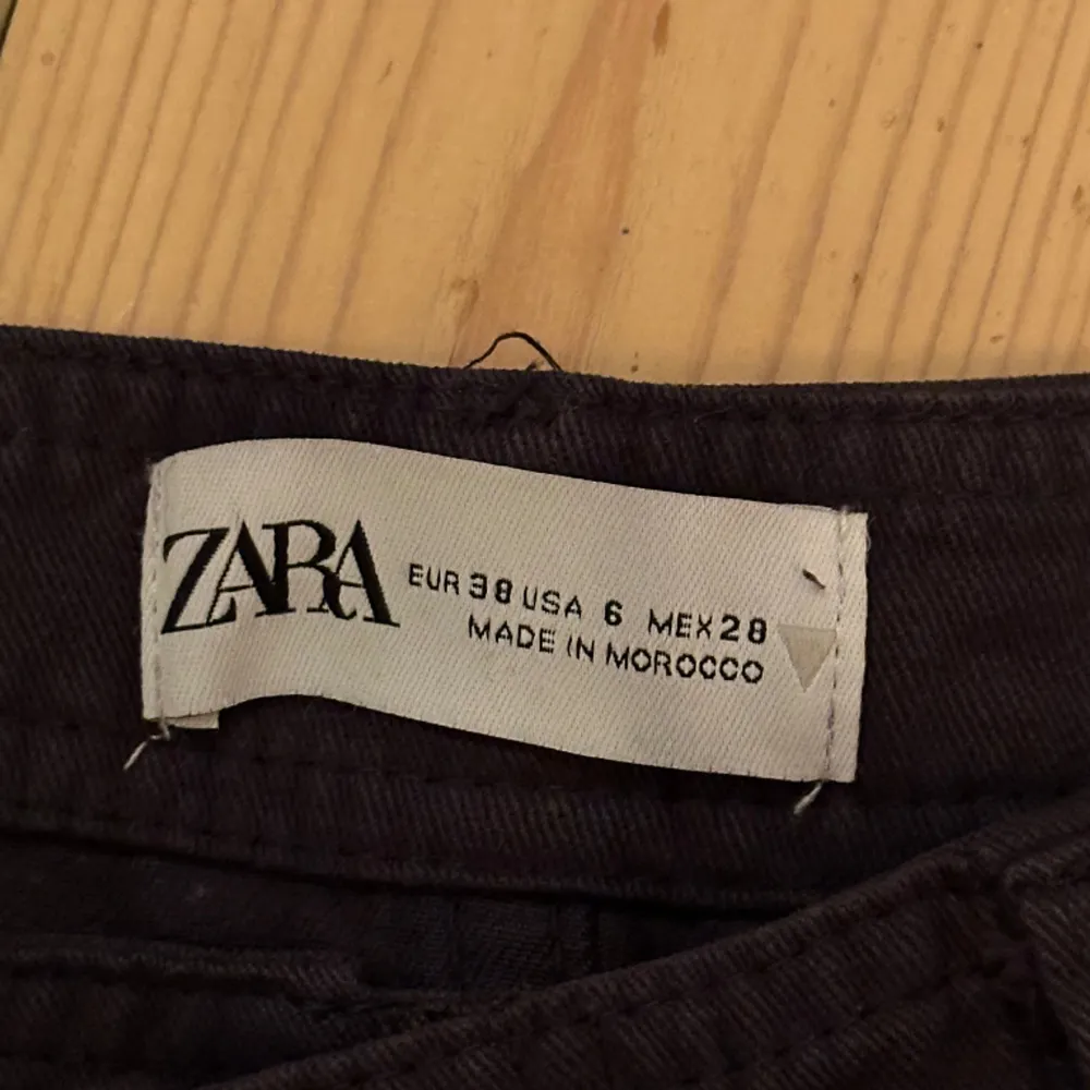 Cargo pants från zara. (Jag är 160cm) . Jeans & Byxor.