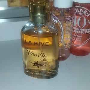 Vanilj parfyyym❤️ - Säljer en jätte "god" parfym med doften vanilj!! Den är frpn la rive och köpte min flr 89kr på h&m eller ullared,denna är helt oanvänd🫶 säljer då jag har två till🤍