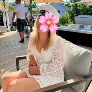 Vit klänning / studentklänning - Hej, tänkte kolla om någon är intresserad av en av mina studentklänningar. Hade den enbart på mottagningen, så aldrig någon dricka eller annan skada på den. Hat en inbygd bygel som sitter under brösten ❤️ hoppas den kommer till användning hos någon 😇