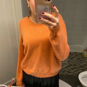 Orange kashmirtröja - Perfekt tröja till sommaren!! 100% kashmir i en somrig orange färg. Färgen syns bäst på första bilden men är svår att visa på bild. Sitter som en s tycker jag🥰