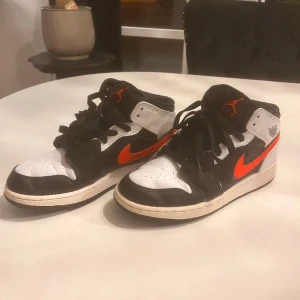 Nike Jordans Chile Red - Använda i fint skick, lite crease framme på skorna men ingen som är märkvärdigt .  Jag köpte dom för ungefär 2500.