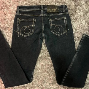 Lågmidjade jeans - Säljer dessa snygga lågdmidjade straight jeans🫶🏻passar en S-M Skriv för frågor ❤️