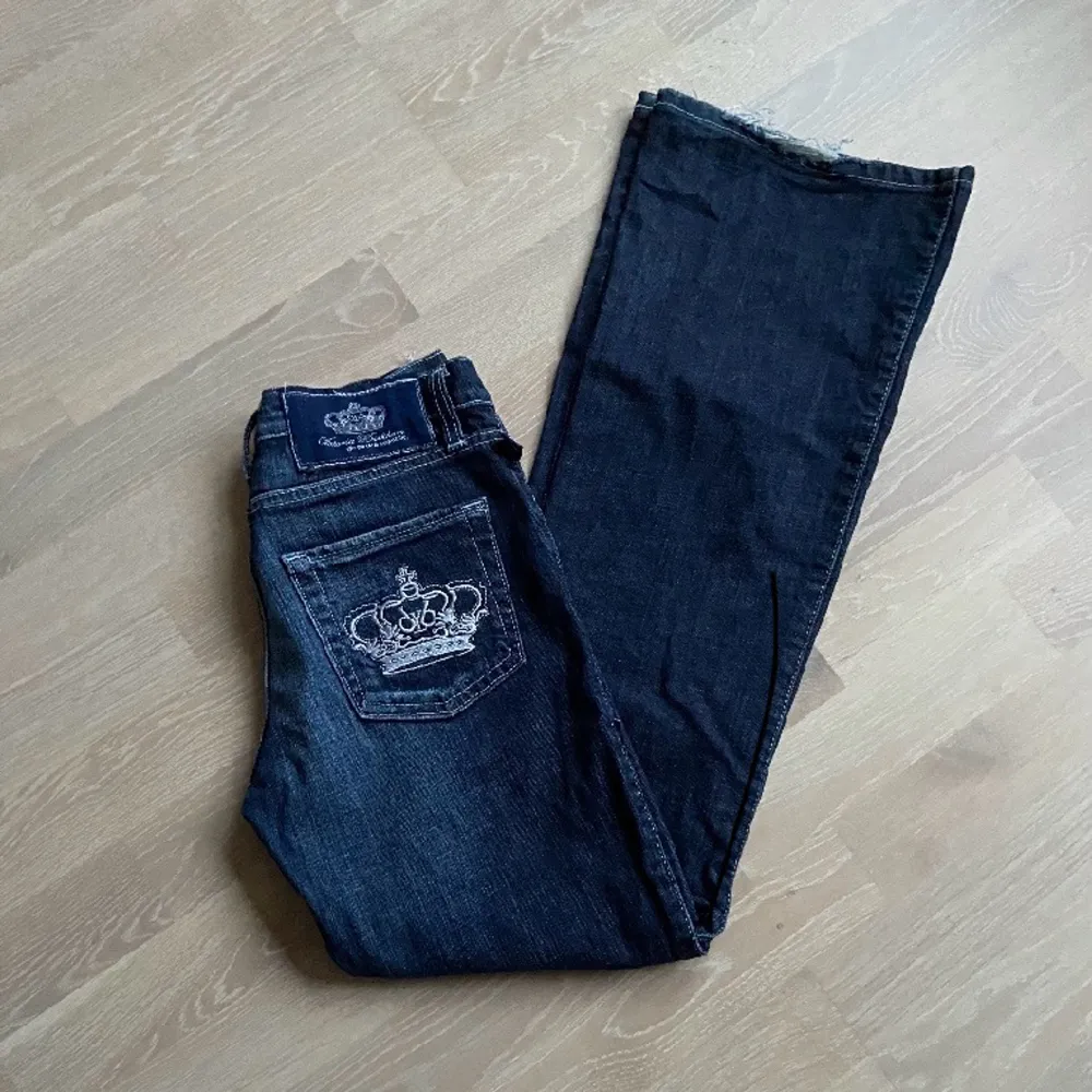 Säljer dessa lågmidjade Victoria Beckham jeans. Dem är utsvängda och storleken är W30 L32.💗. Jeans & Byxor.