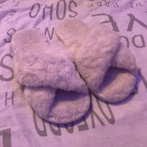 Mysiga tofflor  - Väldigt fina tofflor som ej kommer till användning ser nästan helt nya ut  Köparen står för frakten 🩷
